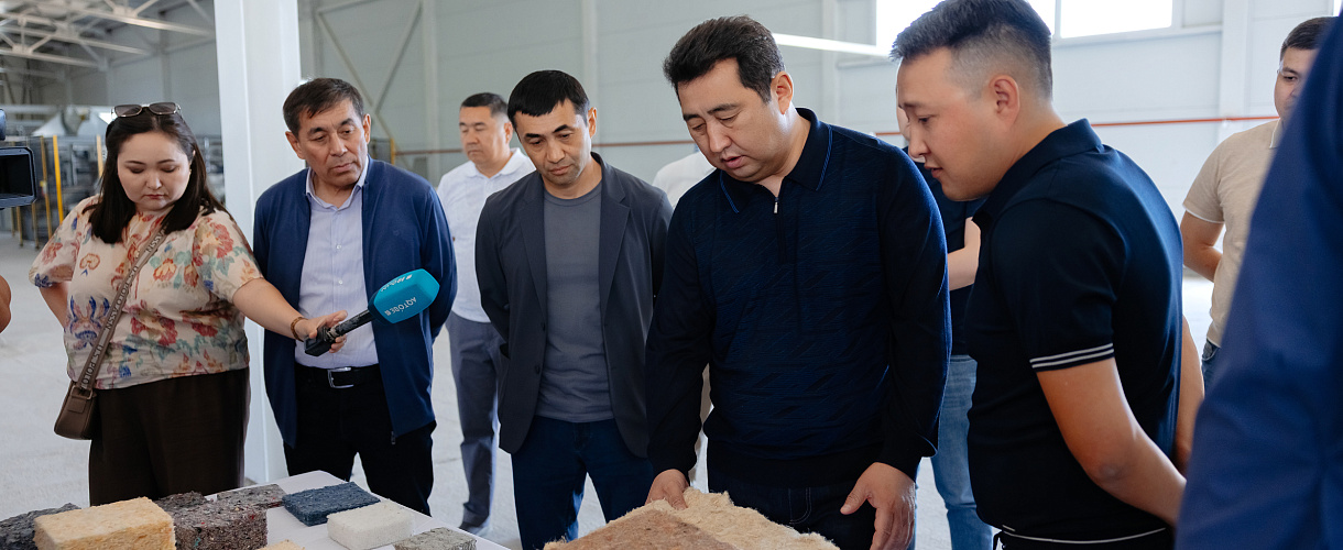 Қазақстан Республикасының Ауыл шаруашылығы министрі Айдарбек Сапаров Ақтөбедегі KazFelTec зауытының құрылыс алаңында болды